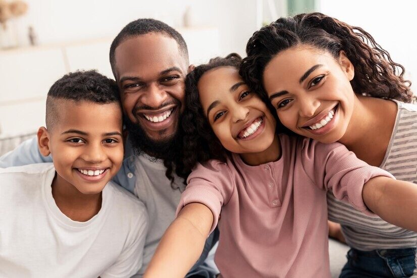 Família sorrindo junta em casa